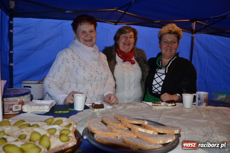 Zdjęcie w galerii na portalu naszraciborz.pl: Piękny pokaz fajerwerków na finał kiermaszu bożonarodzeniowego w Krzyżanowicach wiadomości z regionu