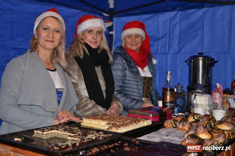 Zdjęcie w galerii na portalu naszraciborz.pl: Piękny pokaz fajerwerków na finał kiermaszu bożonarodzeniowego w Krzyżanowicach wiadomości z regionu