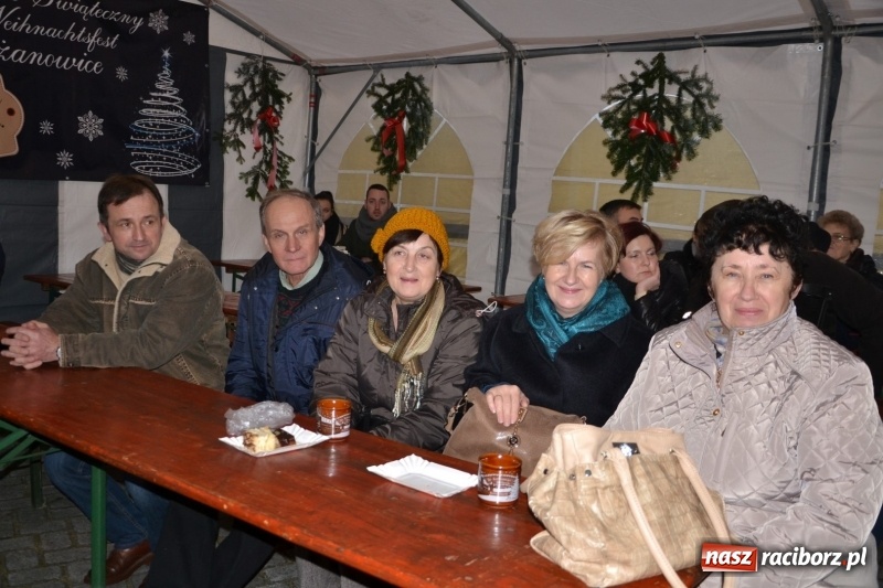 Zdjęcie w galerii na portalu naszraciborz.pl: Piękny pokaz fajerwerków na finał kiermaszu bożonarodzeniowego w Krzyżanowicach wiadomości z regionu