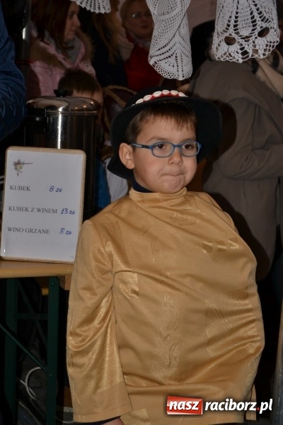 Zdjęcie w galerii na portalu naszraciborz.pl: Piękny pokaz fajerwerków na finał kiermaszu bożonarodzeniowego w Krzyżanowicach wiadomości z regionu