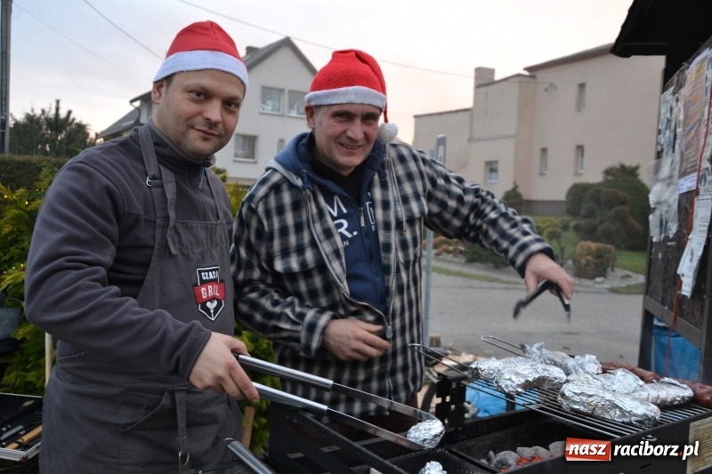 Zdjęcie w galerii na portalu naszraciborz.pl: Piękny pokaz fajerwerków na finał kiermaszu bożonarodzeniowego w Krzyżanowicach wiadomości z regionu