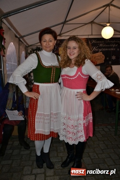 Zdjęcie w galerii na portalu naszraciborz.pl: Piękny pokaz fajerwerków na finał kiermaszu bożonarodzeniowego w Krzyżanowicach wiadomości z regionu