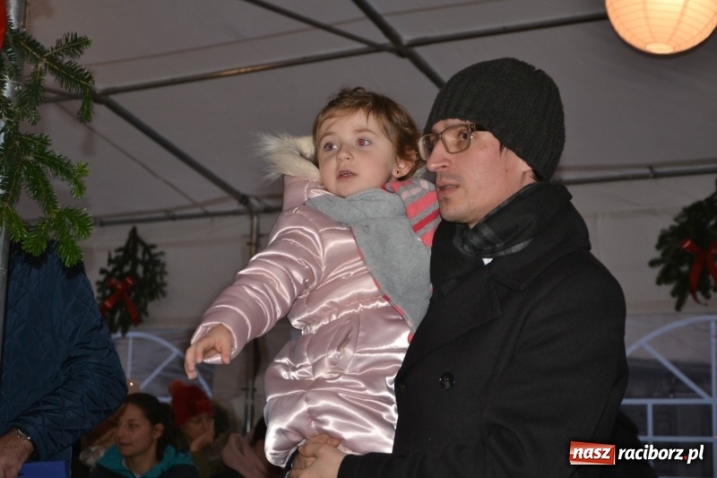 Zdjęcie w galerii na portalu naszraciborz.pl: Piękny pokaz fajerwerków na finał kiermaszu bożonarodzeniowego w Krzyżanowicach wiadomości z regionu