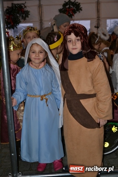 Zdjęcie w galerii na portalu naszraciborz.pl: Piękny pokaz fajerwerków na finał kiermaszu bożonarodzeniowego w Krzyżanowicach wiadomości z regionu