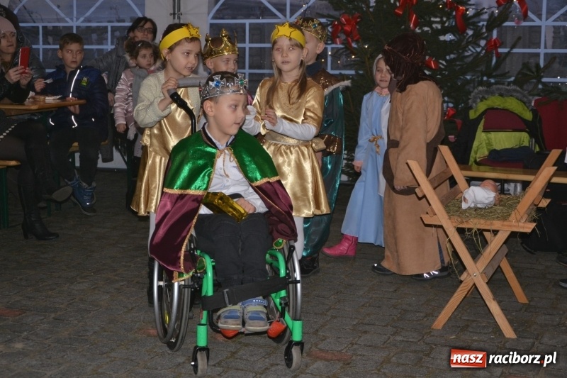 Zdjęcie w galerii na portalu naszraciborz.pl: Piękny pokaz fajerwerków na finał kiermaszu bożonarodzeniowego w Krzyżanowicach wiadomości z regionu