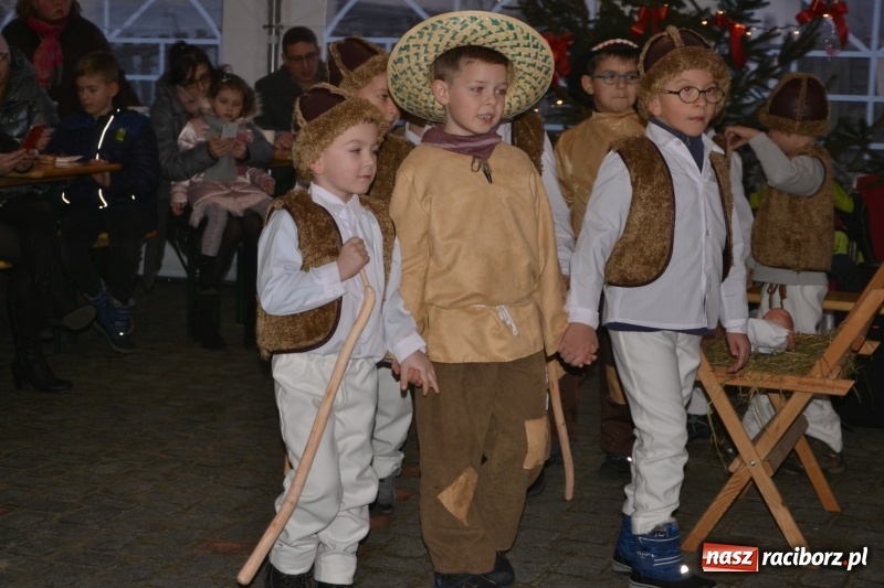 Zdjęcie w galerii na portalu naszraciborz.pl: Piękny pokaz fajerwerków na finał kiermaszu bożonarodzeniowego w Krzyżanowicach wiadomości z regionu