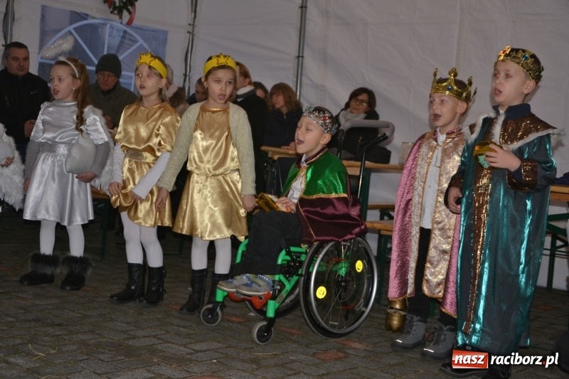 Zdjęcie w galerii na portalu naszraciborz.pl: Piękny pokaz fajerwerków na finał kiermaszu bożonarodzeniowego w Krzyżanowicach wiadomości z regionu