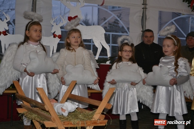 Zdjęcie w galerii na portalu naszraciborz.pl: Piękny pokaz fajerwerków na finał kiermaszu bożonarodzeniowego w Krzyżanowicach wiadomości z regionu