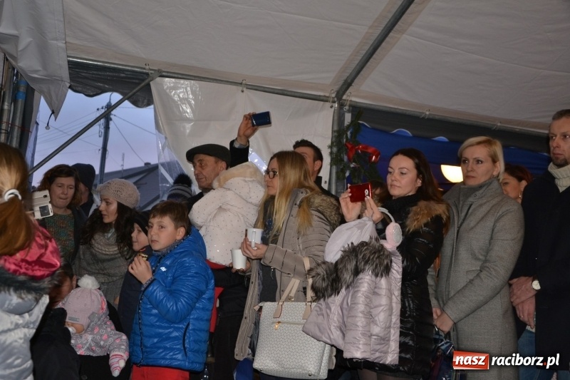 Zdjęcie w galerii na portalu naszraciborz.pl: Piękny pokaz fajerwerków na finał kiermaszu bożonarodzeniowego w Krzyżanowicach wiadomości z regionu