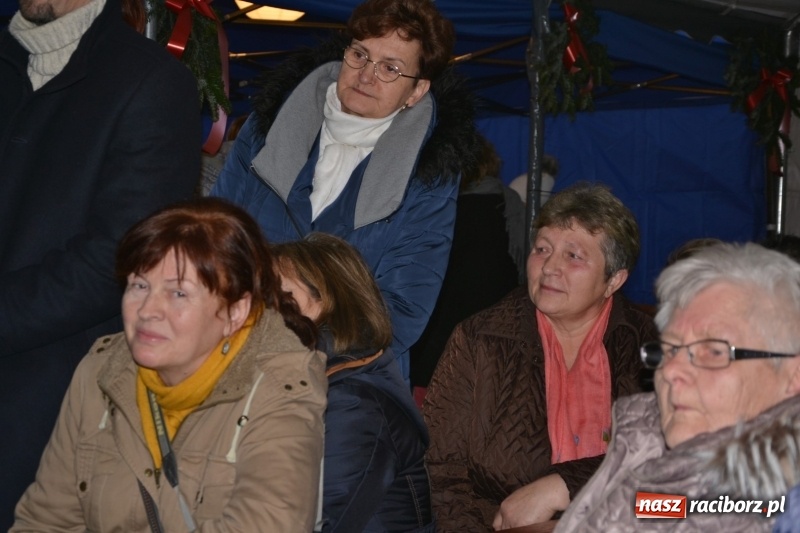 Zdjęcie w galerii na portalu naszraciborz.pl: Piękny pokaz fajerwerków na finał kiermaszu bożonarodzeniowego w Krzyżanowicach wiadomości z regionu