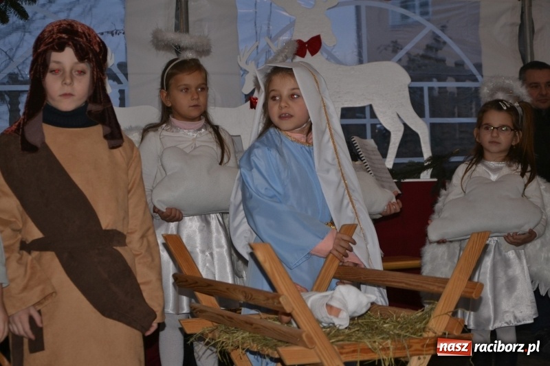 Zdjęcie w galerii na portalu naszraciborz.pl: Piękny pokaz fajerwerków na finał kiermaszu bożonarodzeniowego w Krzyżanowicach wiadomości z regionu