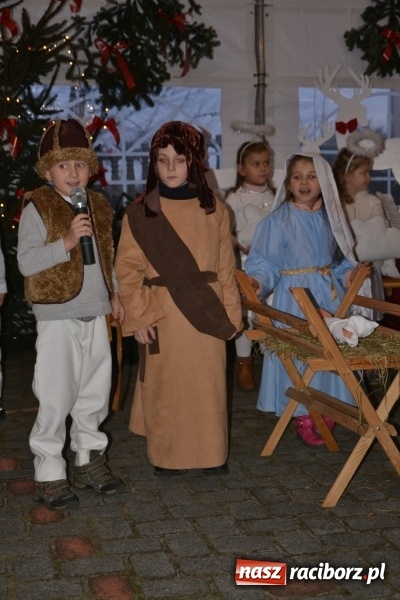 Zdjęcie w galerii na portalu naszraciborz.pl: Piękny pokaz fajerwerków na finał kiermaszu bożonarodzeniowego w Krzyżanowicach wiadomości z regionu