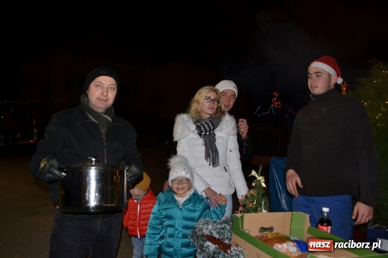 Zdjęcie w galerii na portalu naszraciborz.pl: Piękny pokaz fajerwerków na finał kiermaszu bożonarodzeniowego w Krzyżanowicach wiadomości z regionu