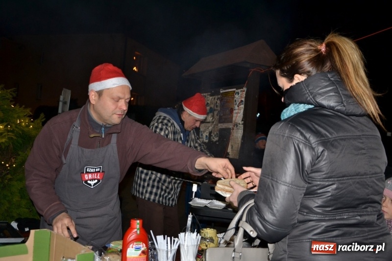 Zdjęcie w galerii na portalu naszraciborz.pl: Piękny pokaz fajerwerków na finał kiermaszu bożonarodzeniowego w Krzyżanowicach wiadomości z regionu