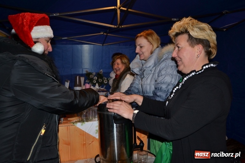 Zdjęcie w galerii na portalu naszraciborz.pl: Piękny pokaz fajerwerków na finał kiermaszu bożonarodzeniowego w Krzyżanowicach wiadomości z regionu