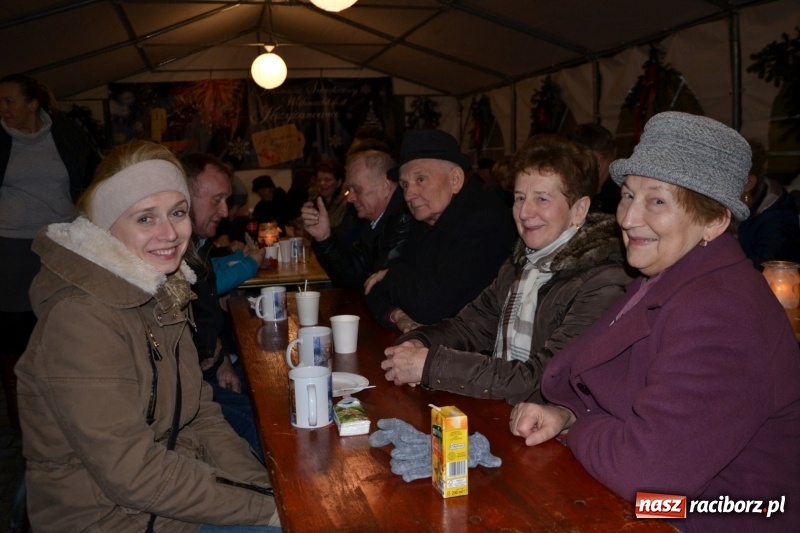 Zdjęcie w galerii na portalu naszraciborz.pl: Piękny pokaz fajerwerków na finał kiermaszu bożonarodzeniowego w Krzyżanowicach wiadomości z regionu