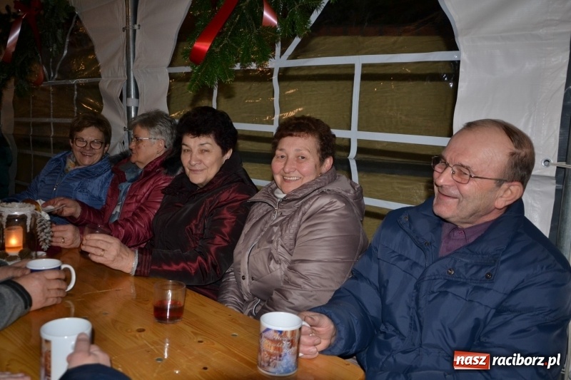 Zdjęcie w galerii na portalu naszraciborz.pl: Piękny pokaz fajerwerków na finał kiermaszu bożonarodzeniowego w Krzyżanowicach wiadomości z regionu