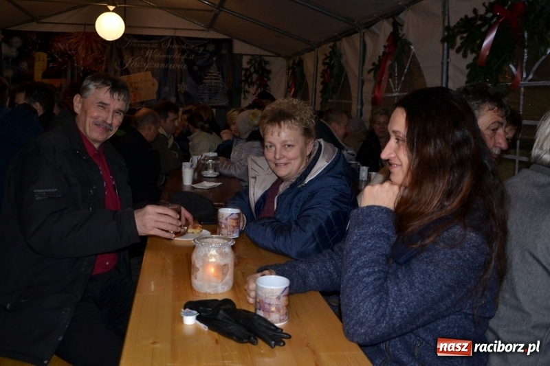 Zdjęcie w galerii na portalu naszraciborz.pl: Piękny pokaz fajerwerków na finał kiermaszu bożonarodzeniowego w Krzyżanowicach wiadomości z regionu