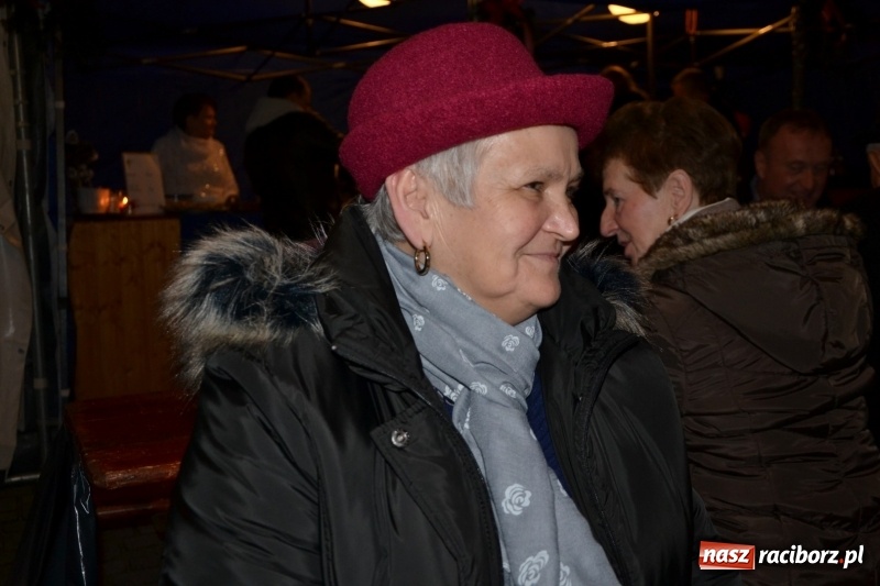 Zdjęcie w galerii na portalu naszraciborz.pl: Piękny pokaz fajerwerków na finał kiermaszu bożonarodzeniowego w Krzyżanowicach wiadomości z regionu