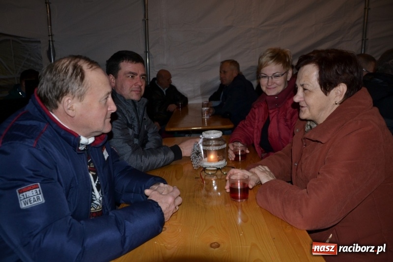 Zdjęcie w galerii na portalu naszraciborz.pl: Piękny pokaz fajerwerków na finał kiermaszu bożonarodzeniowego w Krzyżanowicach wiadomości z regionu