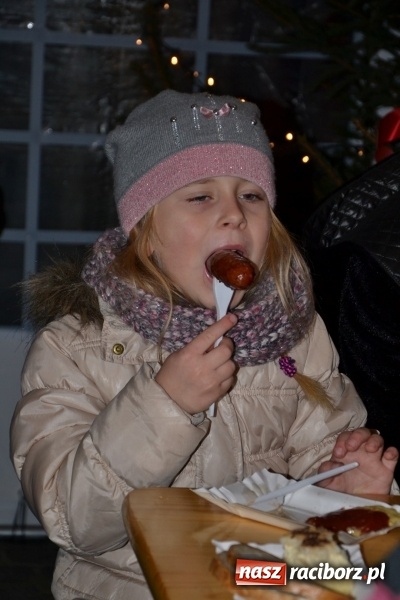 Zdjęcie w galerii na portalu naszraciborz.pl: Piękny pokaz fajerwerków na finał kiermaszu bożonarodzeniowego w Krzyżanowicach wiadomości z regionu