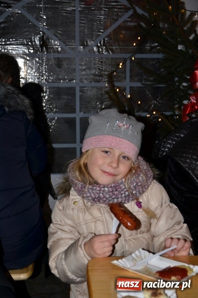 Zdjęcie w galerii na portalu naszraciborz.pl: Piękny pokaz fajerwerków na finał kiermaszu bożonarodzeniowego w Krzyżanowicach wiadomości z regionu