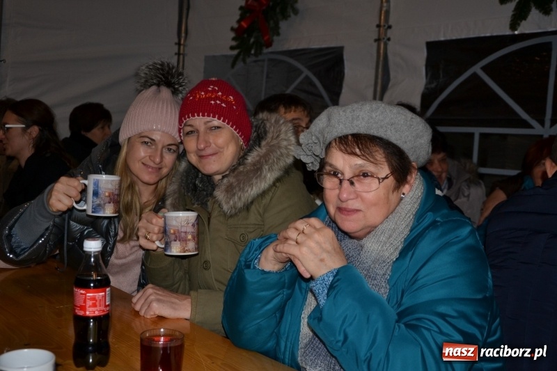 Zdjęcie w galerii na portalu naszraciborz.pl: Piękny pokaz fajerwerków na finał kiermaszu bożonarodzeniowego w Krzyżanowicach wiadomości z regionu