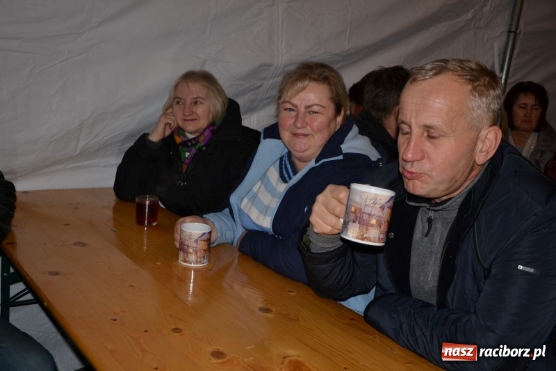 Zdjęcie w galerii na portalu naszraciborz.pl: Piękny pokaz fajerwerków na finał kiermaszu bożonarodzeniowego w Krzyżanowicach wiadomości z regionu