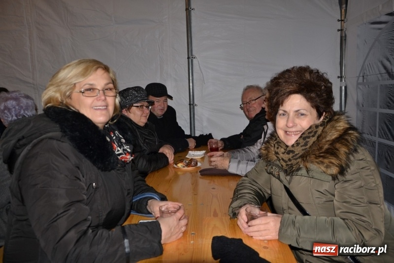 Zdjęcie w galerii na portalu naszraciborz.pl: Piękny pokaz fajerwerków na finał kiermaszu bożonarodzeniowego w Krzyżanowicach wiadomości z regionu