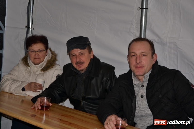 Zdjęcie w galerii na portalu naszraciborz.pl: Piękny pokaz fajerwerków na finał kiermaszu bożonarodzeniowego w Krzyżanowicach wiadomości z regionu