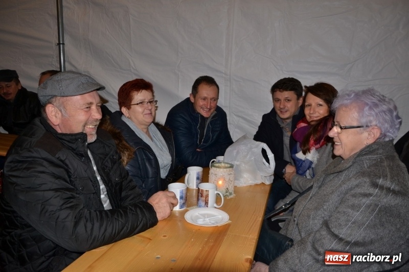 Zdjęcie w galerii na portalu naszraciborz.pl: Piękny pokaz fajerwerków na finał kiermaszu bożonarodzeniowego w Krzyżanowicach wiadomości z regionu