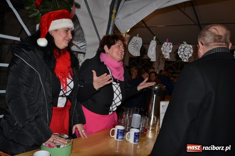 Zdjęcie w galerii na portalu naszraciborz.pl: Piękny pokaz fajerwerków na finał kiermaszu bożonarodzeniowego w Krzyżanowicach wiadomości z regionu