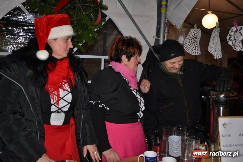 Zdjęcie w galerii na portalu naszraciborz.pl: Piękny pokaz fajerwerków na finał kiermaszu bożonarodzeniowego w Krzyżanowicach wiadomości z regionu