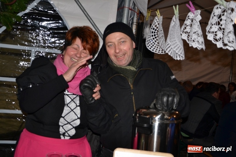 Zdjęcie w galerii na portalu naszraciborz.pl: Piękny pokaz fajerwerków na finał kiermaszu bożonarodzeniowego w Krzyżanowicach wiadomości z regionu