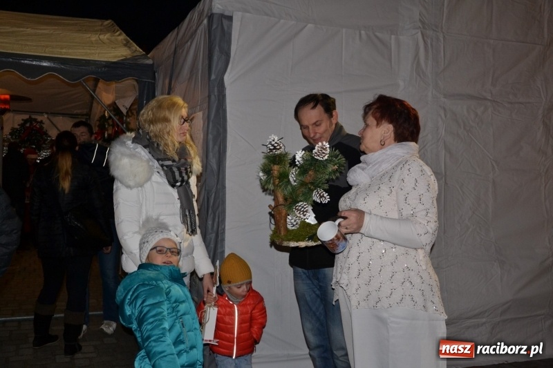 Zdjęcie w galerii na portalu naszraciborz.pl: Piękny pokaz fajerwerków na finał kiermaszu bożonarodzeniowego w Krzyżanowicach wiadomości z regionu