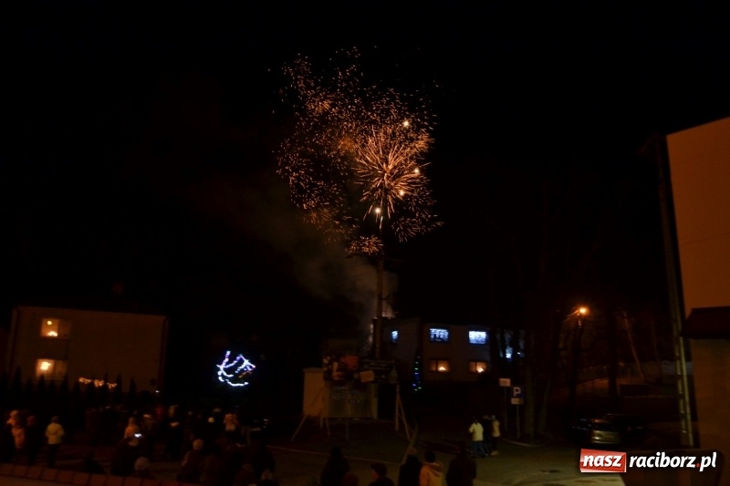 Zdjęcie w galerii na portalu naszraciborz.pl: Piękny pokaz fajerwerków na finał kiermaszu bożonarodzeniowego w Krzyżanowicach wiadomości z regionu