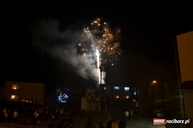 Zdjęcie w galerii na portalu naszraciborz.pl: Piękny pokaz fajerwerków na finał kiermaszu bożonarodzeniowego w Krzyżanowicach wiadomości z regionu