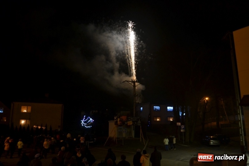 Zdjęcie w galerii na portalu naszraciborz.pl: Piękny pokaz fajerwerków na finał kiermaszu bożonarodzeniowego w Krzyżanowicach wiadomości z regionu
