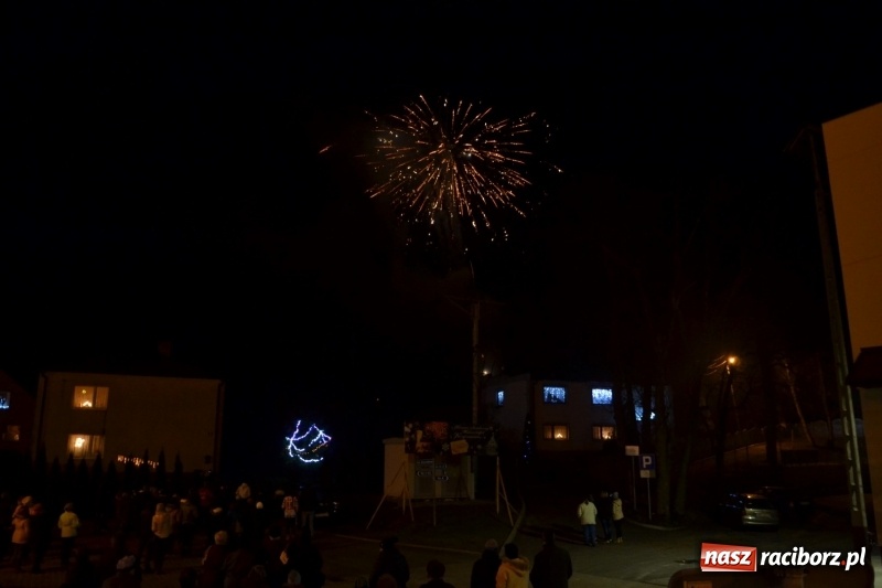 Zdjęcie w galerii na portalu naszraciborz.pl: Piękny pokaz fajerwerków na finał kiermaszu bożonarodzeniowego w Krzyżanowicach wiadomości z regionu
