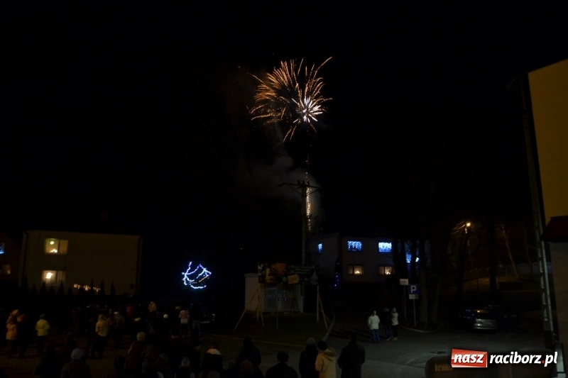 Zdjęcie w galerii na portalu naszraciborz.pl: Piękny pokaz fajerwerków na finał kiermaszu bożonarodzeniowego w Krzyżanowicach wiadomości z regionu