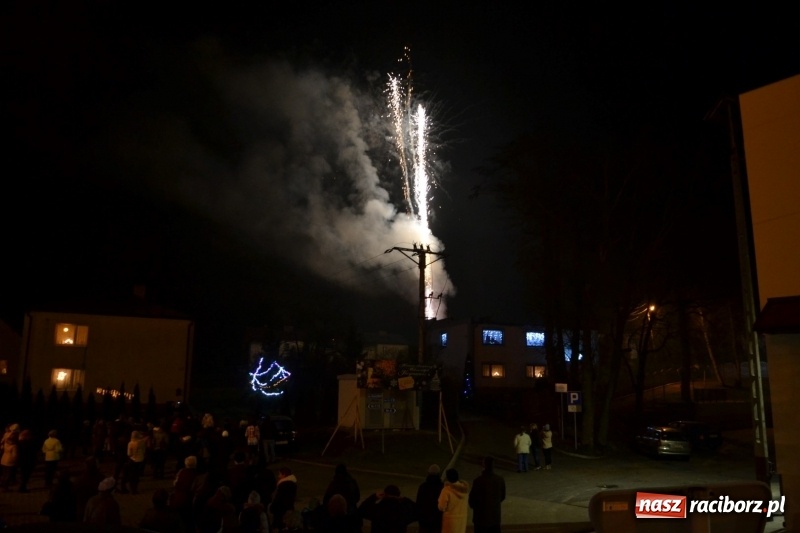 Zdjęcie w galerii na portalu naszraciborz.pl: Piękny pokaz fajerwerków na finał kiermaszu bożonarodzeniowego w Krzyżanowicach wiadomości z regionu