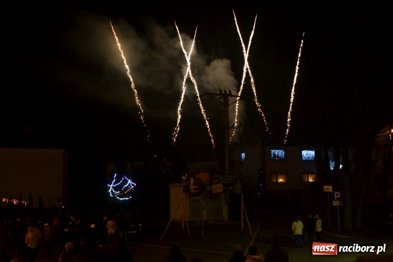 Zdjęcie w galerii na portalu naszraciborz.pl: Piękny pokaz fajerwerków na finał kiermaszu bożonarodzeniowego w Krzyżanowicach wiadomości z regionu