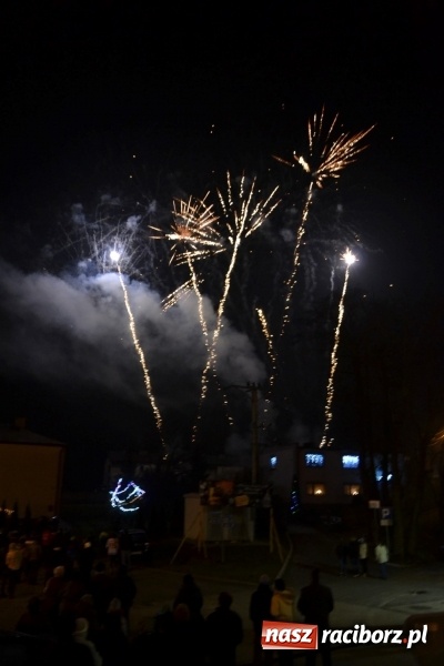 Zdjęcie w galerii na portalu naszraciborz.pl: Piękny pokaz fajerwerków na finał kiermaszu bożonarodzeniowego w Krzyżanowicach wiadomości z regionu
