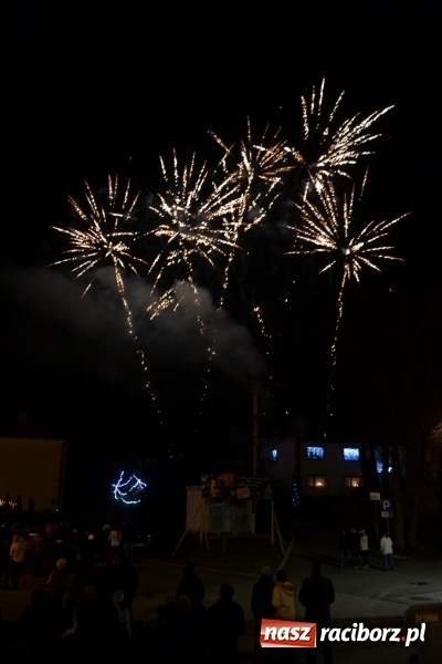 Zdjęcie w galerii na portalu naszraciborz.pl: Piękny pokaz fajerwerków na finał kiermaszu bożonarodzeniowego w Krzyżanowicach wiadomości z regionu