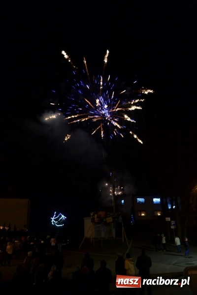 Zdjęcie w galerii na portalu naszraciborz.pl: Piękny pokaz fajerwerków na finał kiermaszu bożonarodzeniowego w Krzyżanowicach wiadomości z regionu