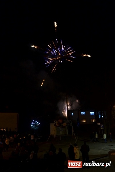 Zdjęcie w galerii na portalu naszraciborz.pl: Piękny pokaz fajerwerków na finał kiermaszu bożonarodzeniowego w Krzyżanowicach wiadomości z regionu