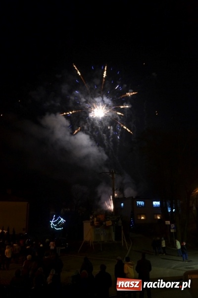 Zdjęcie w galerii na portalu naszraciborz.pl: Piękny pokaz fajerwerków na finał kiermaszu bożonarodzeniowego w Krzyżanowicach wiadomości z regionu