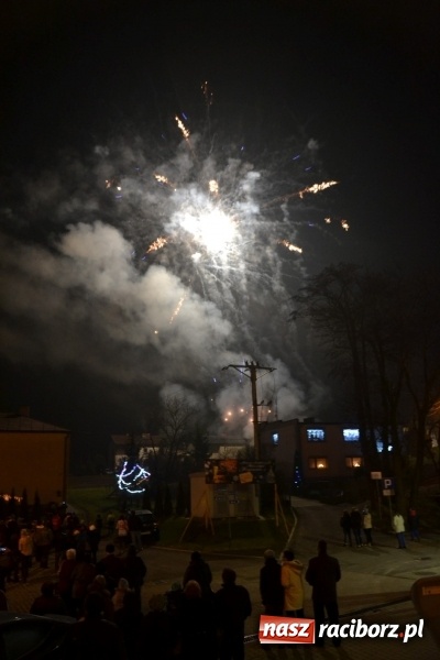Zdjęcie w galerii na portalu naszraciborz.pl: Piękny pokaz fajerwerków na finał kiermaszu bożonarodzeniowego w Krzyżanowicach wiadomości z regionu