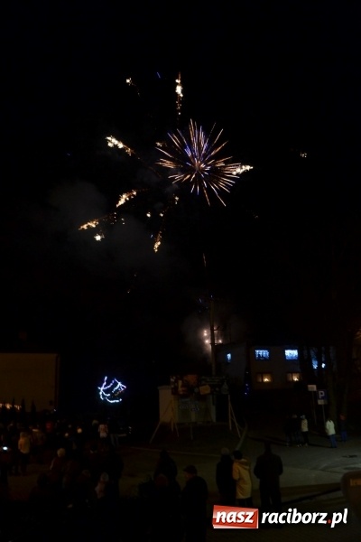 Zdjęcie w galerii na portalu naszraciborz.pl: Piękny pokaz fajerwerków na finał kiermaszu bożonarodzeniowego w Krzyżanowicach wiadomości z regionu
