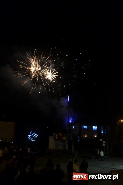 Zdjęcie w galerii na portalu naszraciborz.pl: Piękny pokaz fajerwerków na finał kiermaszu bożonarodzeniowego w Krzyżanowicach wiadomości z regionu